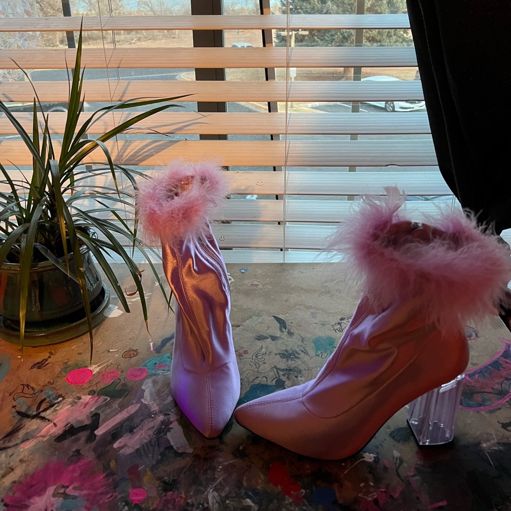 Shiny light purple heels with easy zipper, absolutely adorable and fluffy.